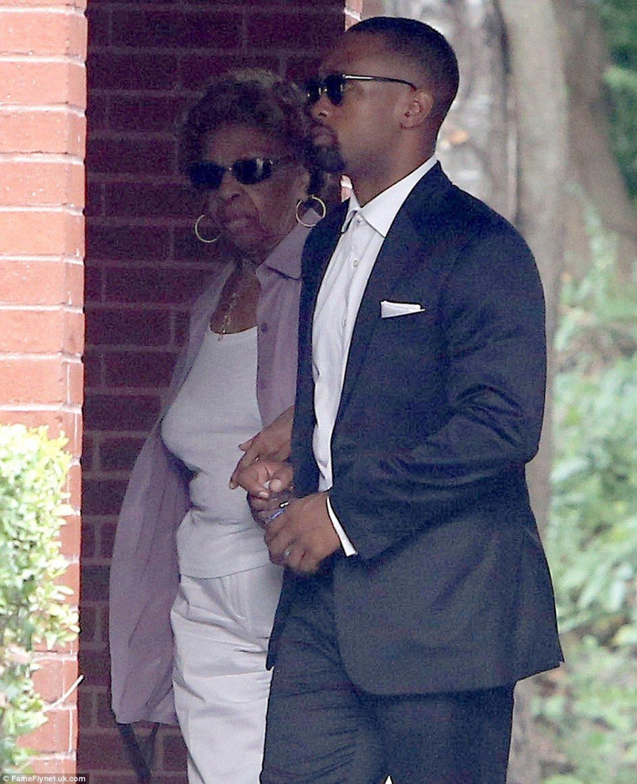 2B01FCE900000578-3182235-Upset Singer CIssy Houston the mother of Whitney Houston is seen-a-13 1438435323331 d2286