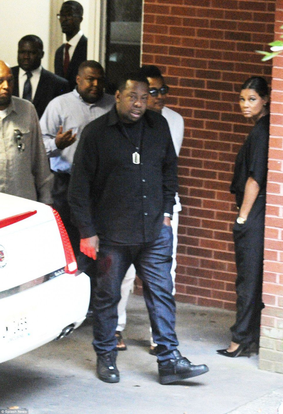2B02667F00000578-3182235-Father s pain Bobby Brown looked tense and emotional as he walke-a-12 1438435323329 734f3