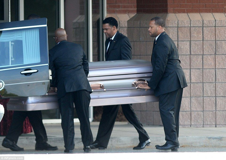 2B03FCA300000578-3182235-It was placed into the back of a hearse ahead of her contentious-a-35 1438435324308 87722