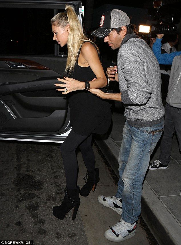 2B2CACE800000578-3187844-Something to tell us Anna teamed her all black outfit with a mat-m-38 1438958443358 ccfb7