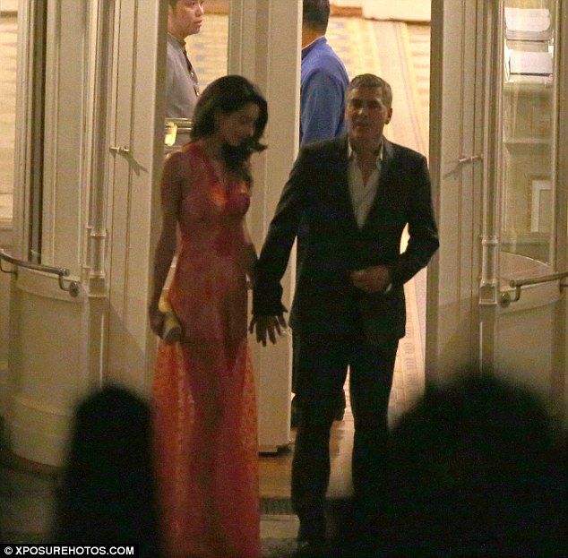 2B310C6500000578-0-Hold my hand George offered his hand to his wife as they prepare-a-98 1438993739317 722bb