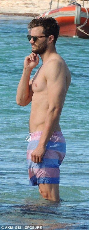 2C8269EA00000578-3241378-Shirtless Jamie showed off his impressive muscular physique in a-a-58 1442687105929 82b95