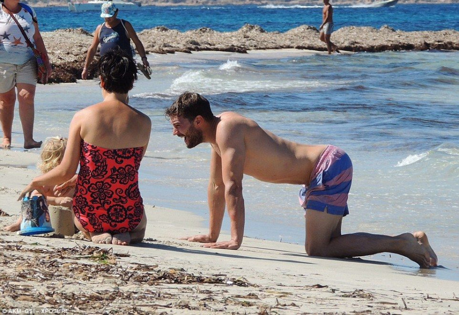2C826D5D00000578-3241378-Doting dad Jamie got down on his hands and knees as he fussed ov-a-74 1442687157147 0f70a