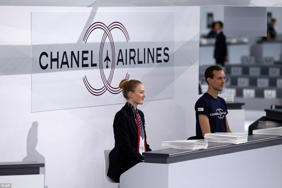 2D21D35B00000578-0-Designer terminal Karl Lagerfeld s latest showcase saw the Grand-a-32 1444126448835 f5941