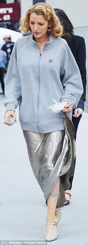 2D2E35C900000578-3264349-Bundled up The blonde beauty warmed herself with a blue zip up s-a-2 1444272188993 5d847