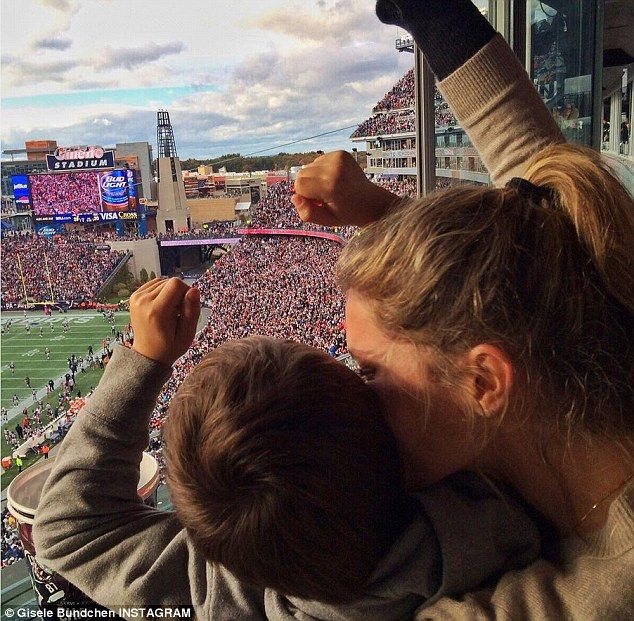 gisele with her son at game f09dc