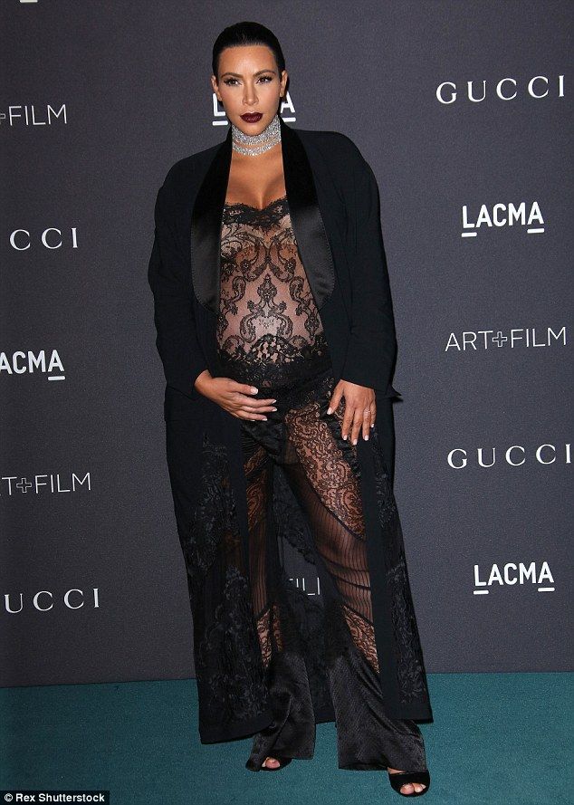 2E38D9D800000578-3308893-Bump love Kim Kardashian tenderly placed a hand upon her belly a-m-8 1446957014670 b0fc1