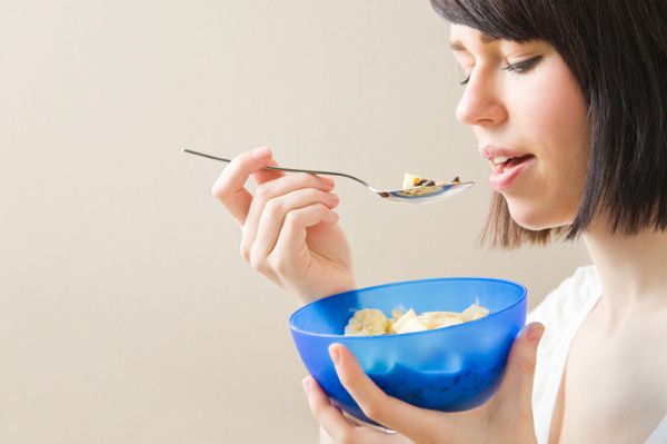 woman-eating-cereal-on-the-go f670c