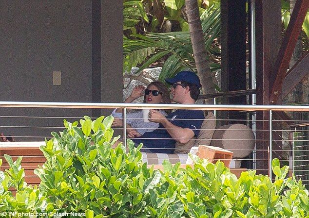 taylor swift holidays 2 5481d