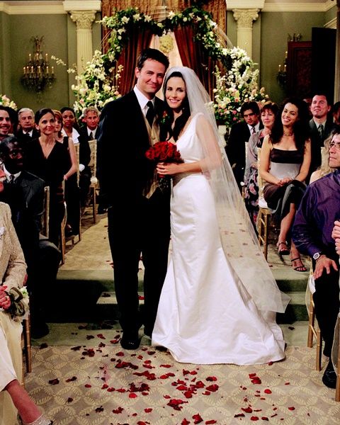 ChandlerMonicaWeddingPose aec7a