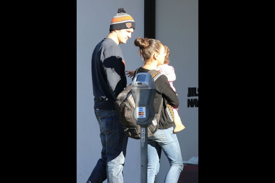 Ashton Kutcher Mila Kunis et leur fille Wyatt a Los Angeles le 12 decembre 2015 2 6cc09