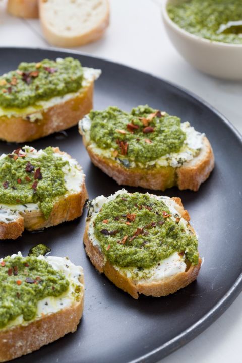 1449252600 delish crostini pesto 26d2c