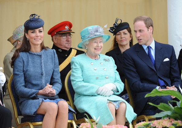 KateMiddletonQueenElizabethIIRoyalsVisit0piuLO9Y2hcl bac43