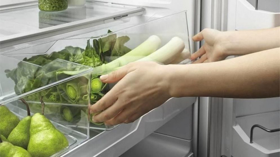 hands in crisper taking out leek 6a0de