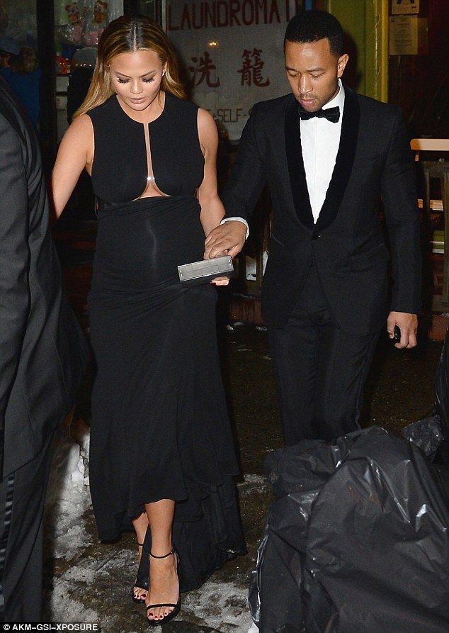 3092DB5B00000578 3416683 Be careful Pregnant Chrissy Teigen 30 stepped out in stilettos o m 67 1453776220121 fdd8f