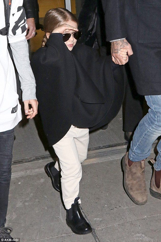 312DB0D700000578 3446149 Mini Victoria Harper Beckham made quite the entrance as she arri a 192 1455459090083 fc9ce