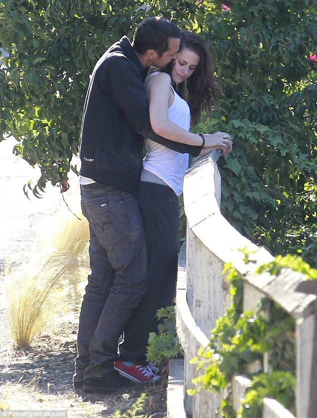 30F0635700000578 3446956 Kristen Stewart and Rupert Sanders were pictured having an affai m 28 1455484567251 50c72