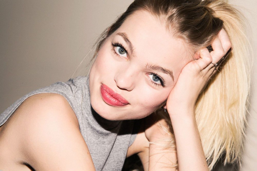 Slider 1 Daphne Groeneveld Model 45d59