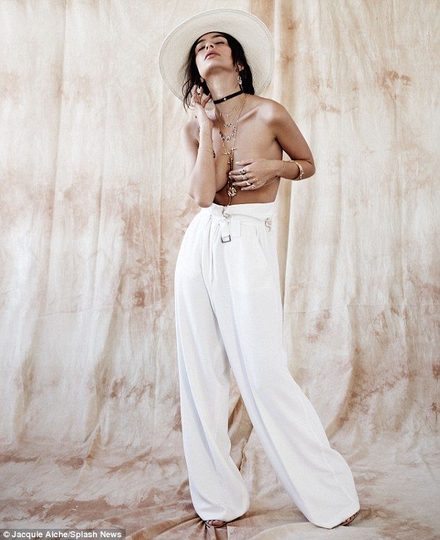 3270596000000578 3503974 Daring to bare Emily Ratajkowski has stripped off to promote jew m 9 1458636479548 56764