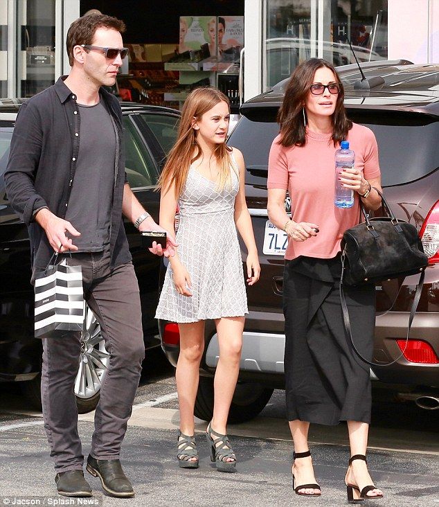 329AD04B00000578 3511930 Courteney enjoyed an afternoon of shopping with her former flame m 19 1459128348609 b2193
