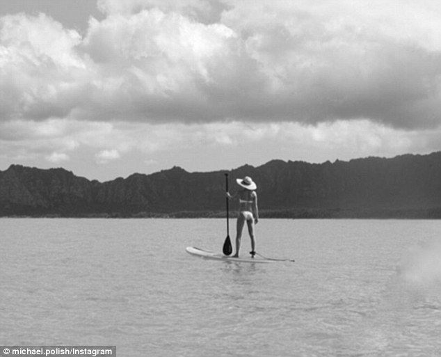 329F46D500000578 3513018 Scenic Michael also shared a photo of beach bunny Kate as she lo m 91 1459205640277 4b7a1