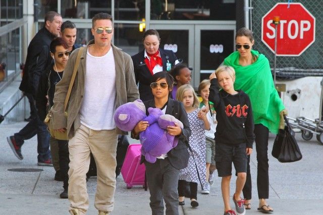 angelina jolie brad pitt kids LAX 02042014 151 640x426 1d41a
