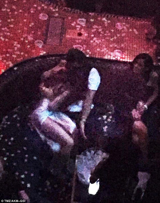 selena gomez orlando bloom kissing 3 61ca1
