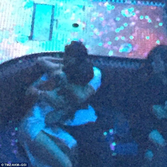 selena gomez orlando bloom kissing 5ad2f