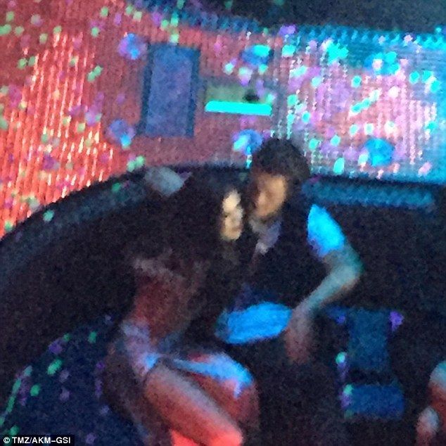 selena gomez orlando kissing 2 24eac