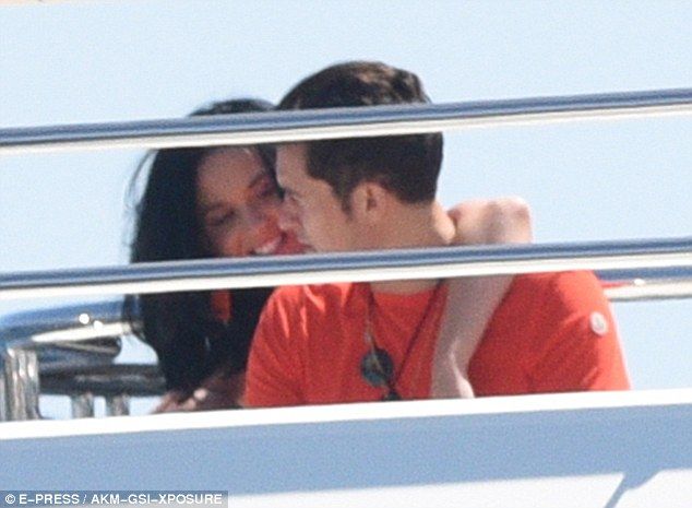 orlando perry kissing2 0a460