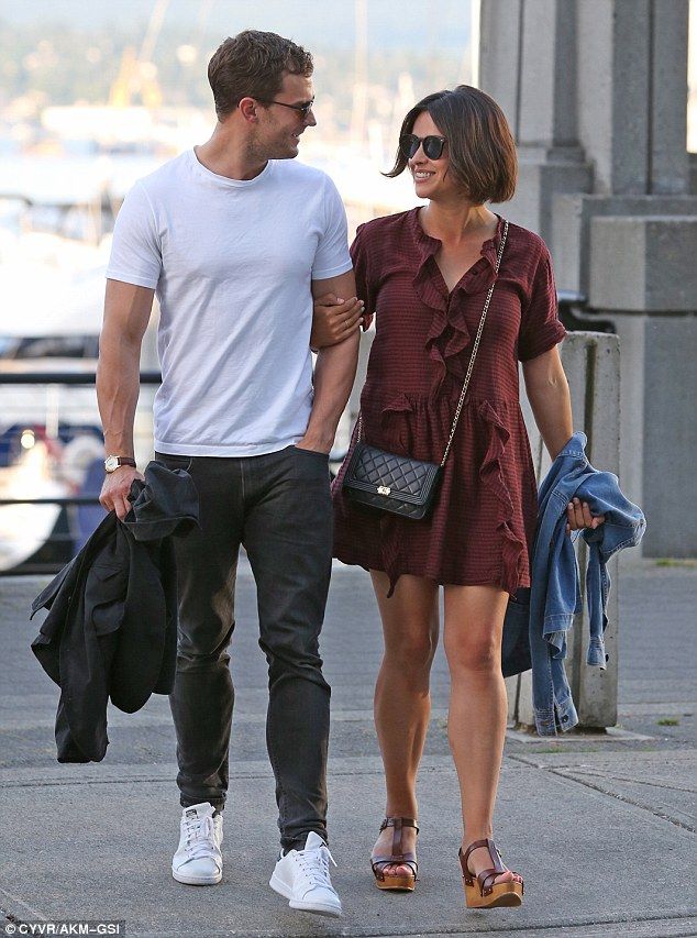34CD7D6F00000578 3618734 Relaxed Amelia wore a dark red summer dress with matching sandal m 30 1464734530693 295fd