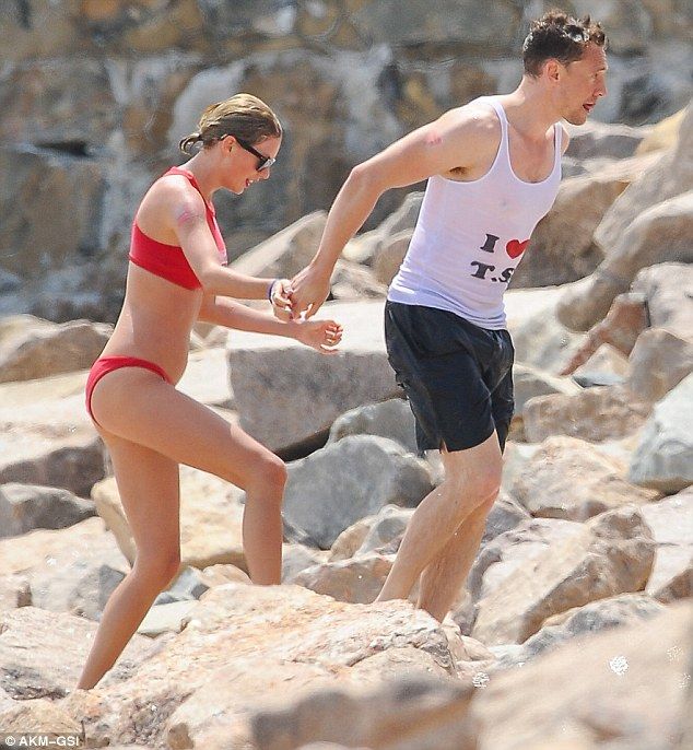35F4FF2500000578 3675939 Piling on the PDA The pair held hands on the beach which is beli m 41 1467752968571 fdb6b