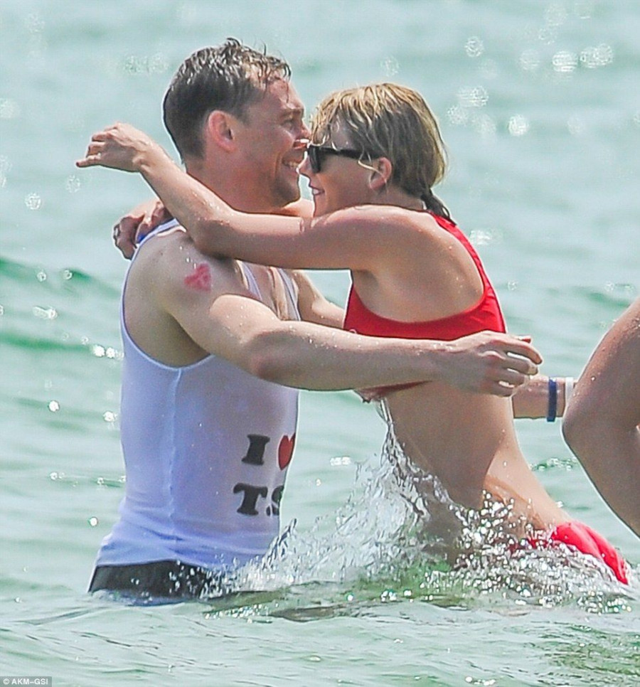35EC813100000578 3672998 Tom Hiddleston and Taylor Swift put on their most loved up displ m 9 1467628274118 1 50f72