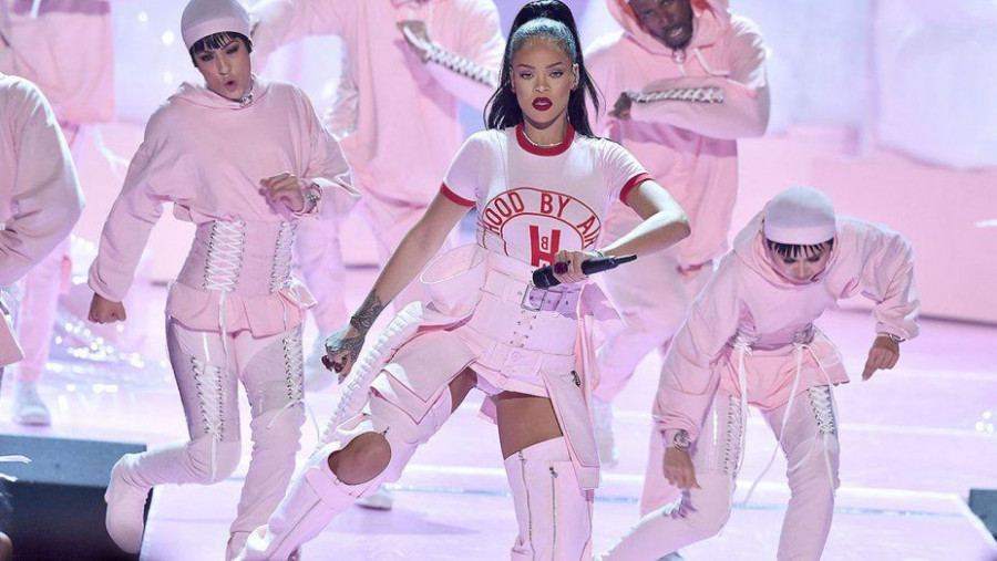 rihanna vma performance getty h 2016 0