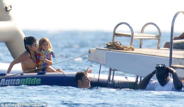 37DD7F8400000578 3772361 Family time Kourtney was spotted cuddling her four year old daug m 85 1472920008752