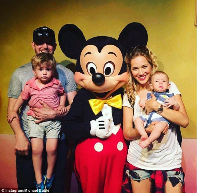 3A10786C00000578 3905576 Devastating The singer 41 and his model wife Luisana Lopilato 29 a 103 1478267958143