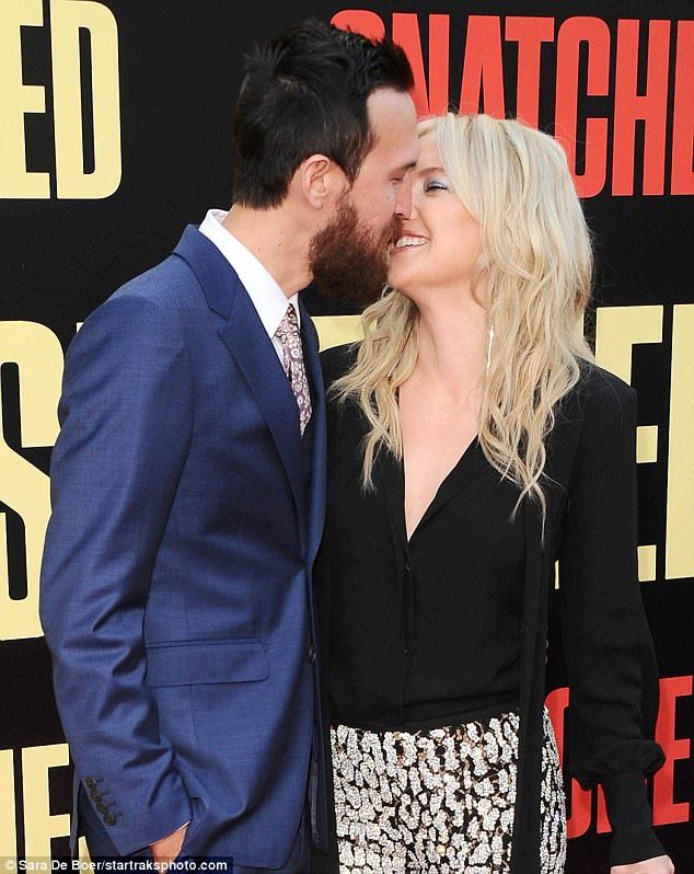 402E8A6B00000578 4494316 Public debut Kate Hudson locked lips with her new musician beau m 43 1494471726651