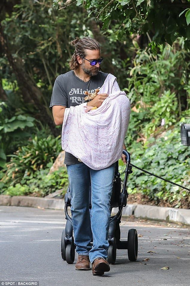 411A9CB900000578 4571630 Out of his eyes Bradley had tied his long hair into a bun and sl a 9 1496616646389