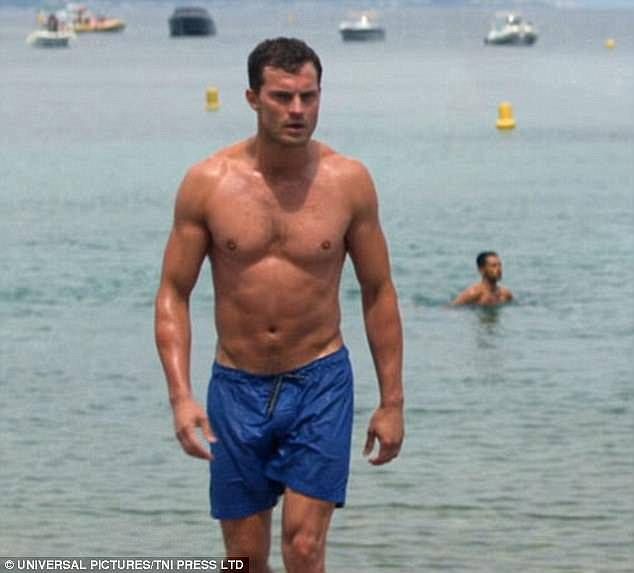 422D72E500000578 4679856 Meanwhile Jamie was recently seen displaying his sculpted biceps a 32 1499622911928