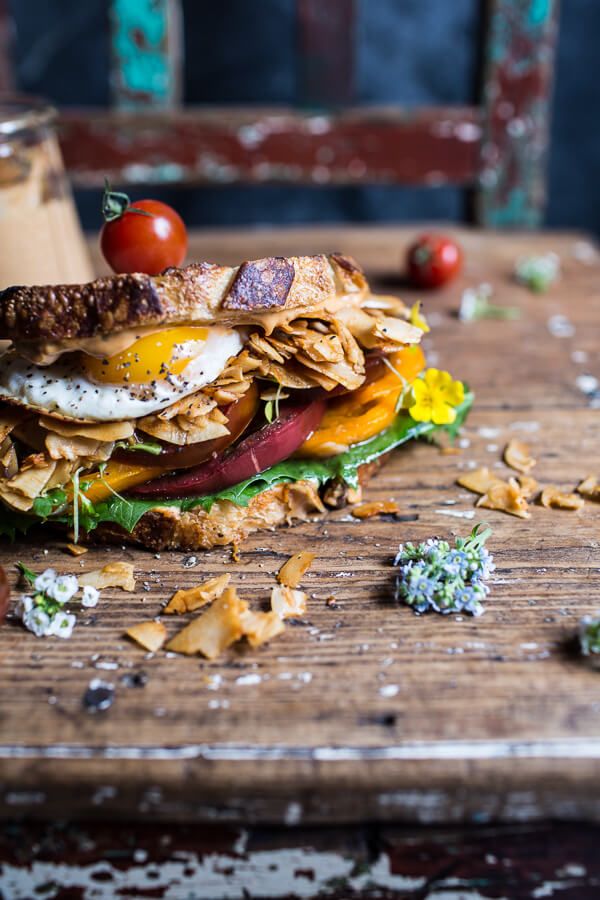sandwich me tahini kai avgo
