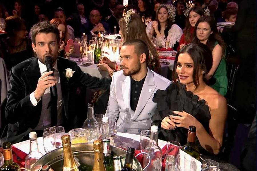 4973B1EC00000578 5418923 Awkward Liam Payne and Cheryl were forced into an awkward exchan a 69 1519252960328