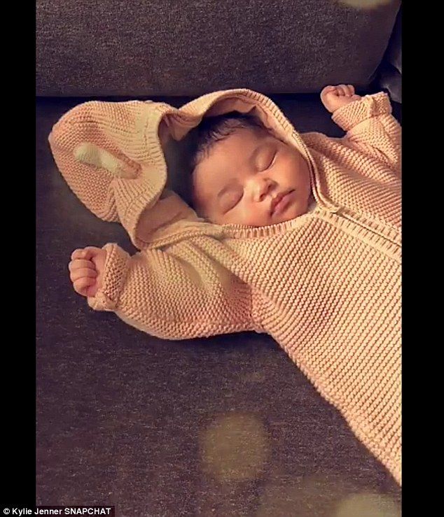 4A32861200000578 5501705 Kylie Jenner has shared another sweet snap of Stormi looking snu a 2 1521060255942