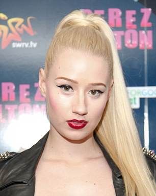 4C8BC05D00000578 5760747 Admitting it In 2015 she admitted to having a nose job telling S a 33 1527057638618 copy