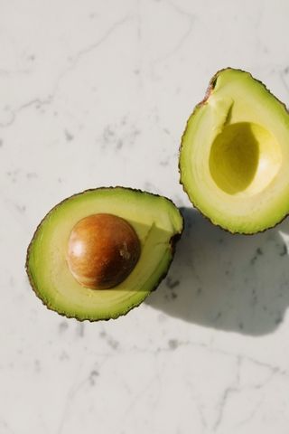 diy maska xeriwn me avocado