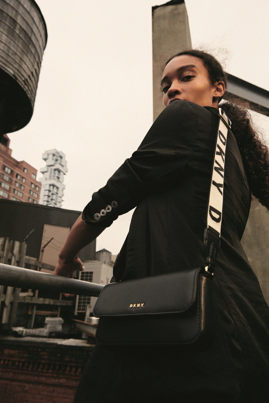 DKNY SP21 BAG 04 FOGRA 300