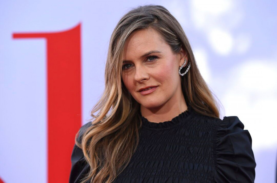 alicia silverstone body main4