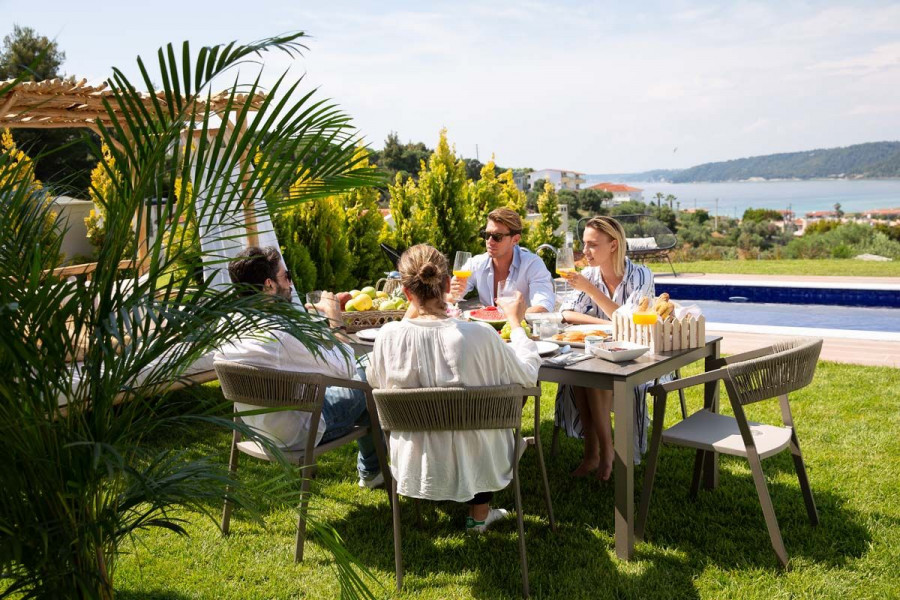 adlunch-pool-sea-view.jpg