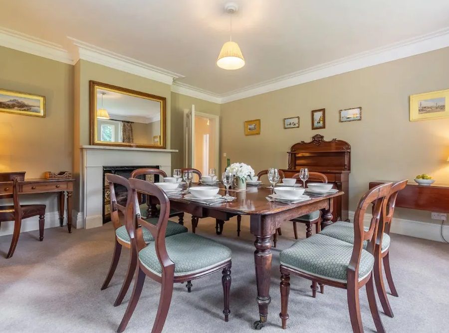 queen_elizabeth_house_airbnb.jpg
