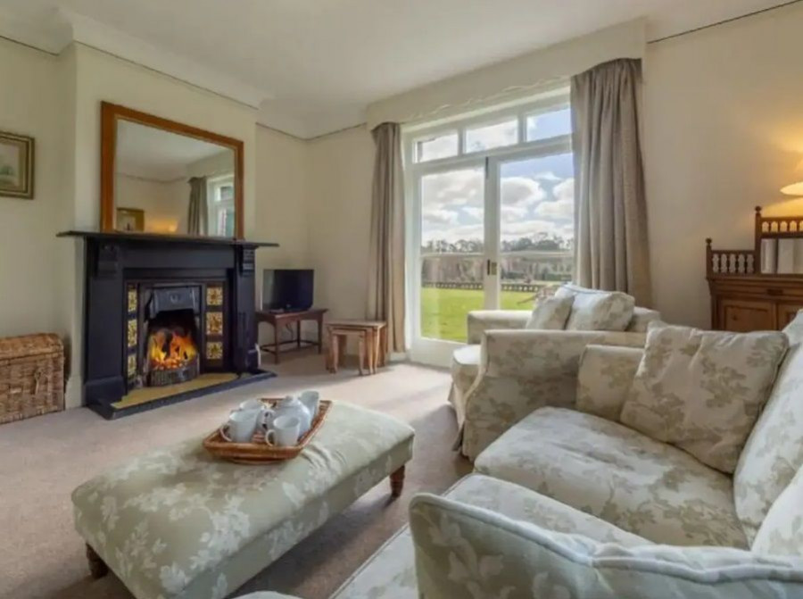 queen_elizabeth_house_airbnb2.jpg