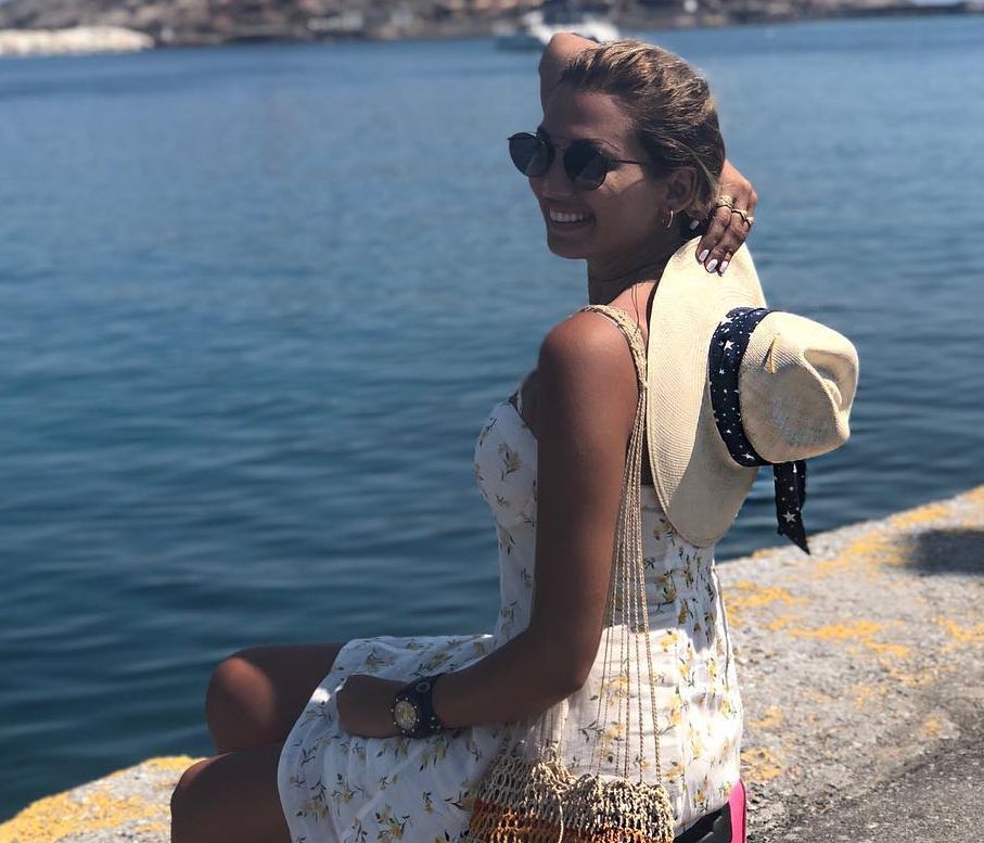 Η Κωνσταντίνα Σπυροπούλου ποζάρει με σέξι μαύρο μπικίνι και χωρίς ίχνος ρετούς!